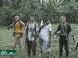 Группа неизвестных вооруженных людей прибыла на маленький остров Пулау Панданан, размахивая винтовками М-16 и стреляя в воздух