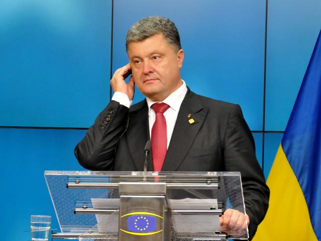 Президент Украины Петр Порошенко сообщил, что Украина готовит международные иски о признании самопровозглашенных Луганской и Донецкой "народных республик" террористическими организациями
