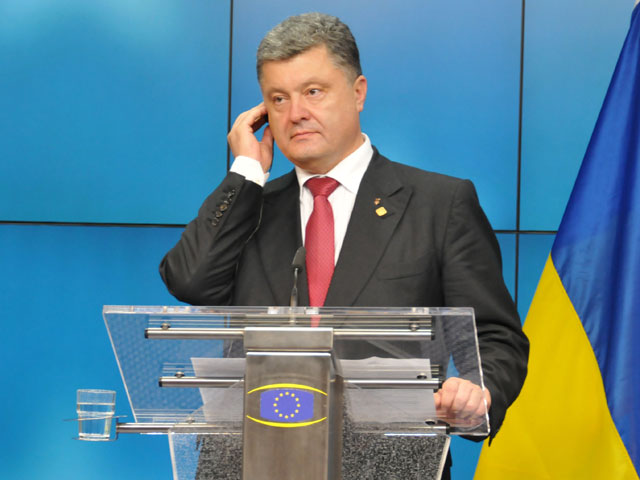 Президент Украины Петр Порошенко заявил, что у Украины есть спутниковые снимки места пуска ракеты, сбившей в четверг пассажирский самолет авиакомпании Malaysia Airlines, что поможет доказать вину сепаратистов