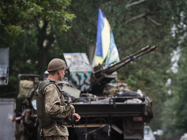 Украинские военные взяли в плен 23 "российских боевика", воевавших на стороне самопровозглашенной Луганской народной республики, как передает пресс-служба президента Украины