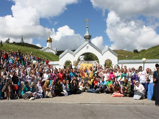 Международный молодежный съезд православных волонтеров, стартовавший в понедельник на Бородинском поле в Можайском районе Подмосковья в рамках международного фестиваля "Братья", собрал около 600 добровольцев