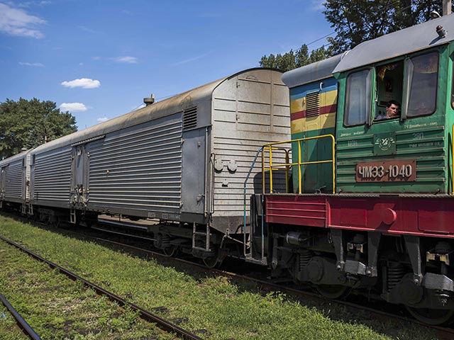 Поезд, в котором в специальных вагонах-рефрижераторах находятся тела жертв авиакатастрофы под Донецком, прибыл в Харьков