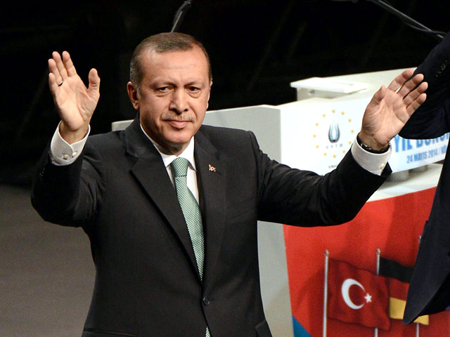 Стражей порядка обвиняют в организации "террористической группировки" с целью незаконной прослушки телефонных переговоров премьер-министра страны Реджепа Тайипа Эрдогана