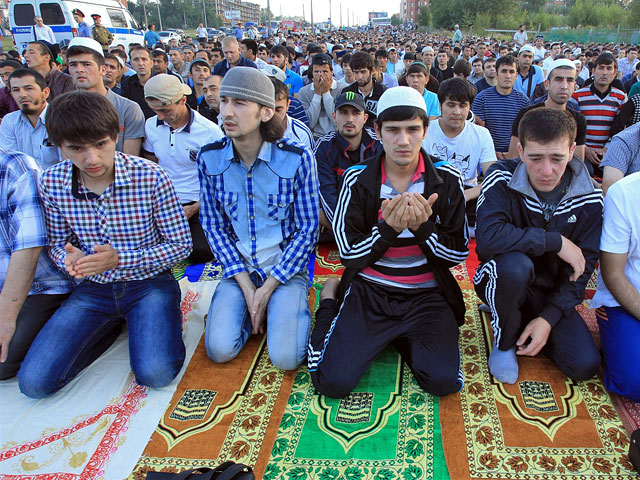 Мусульмане отметят один из двух важнейших праздников своей религии - Ураза-байрам, завершающий пост месяца Рамадан, во всех действующих мечетях столицы и на четырех дополнительных площадках в Москве, а также в 29 местах в Московской области