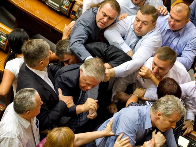 Атаке подвергся лидер фракции коммунистов Петр Симоненко. Это произошло после того, как "свободовцы" обвинили его в том, что он распространял "ложную информацию о ситуации на востоке Украины"