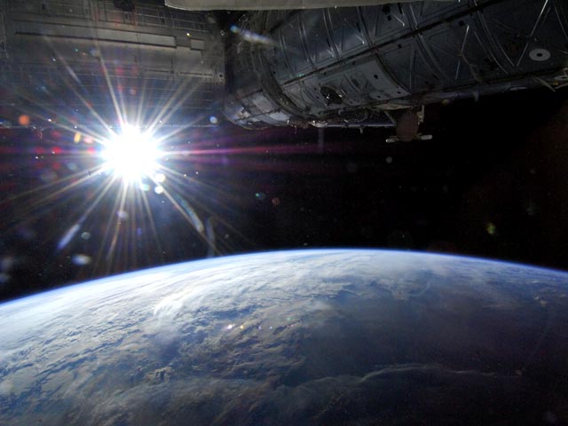 Специалисты подмосковного Центра управления полетами (ЦУП) провели внеплановую коррекцию орбиты Международной космической станции (МКС). В результате средняя высота орбиты МКС уменьшилась на 800 м и составила 422 км