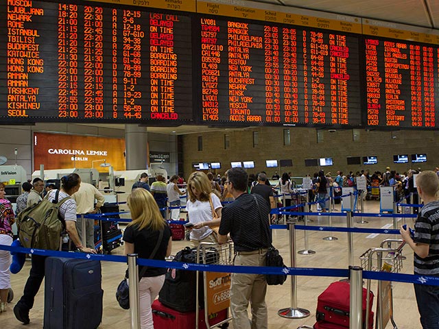 Приблизительно 300 российских туристов больше суток продолжают оставаться в зоне вылета международного аэропорта Тель-Авива "Бен-Гурион" в ожидании возобновления рейсов, прерванных их авиаперевозчиком из-за ракетных обстрелов боевиков "Хамас"