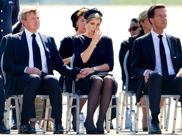 Голландский король Виллем-Александр, королева Максима и премьер-министр Марк Рютте на авиабазе в Эйндховене, Нидерланды, 23 июля 2014 года