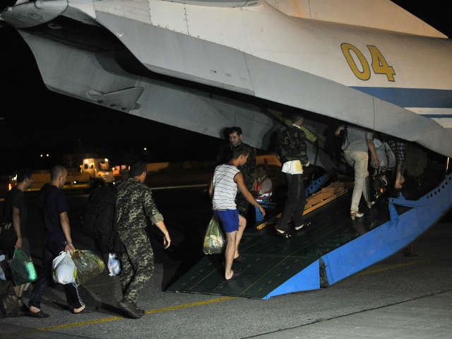 Борт Ан-26 с ними вылетел в 1:55 по московскому времени и направился в Николаев. Четверо раненых находятся в тяжелом, но стабильном состоянии. Ранение еще одного врачи оценивают как легкое.
