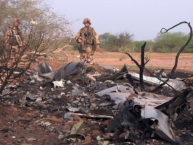 Обломки разбившегося пассажирского самолета компании Air Algerie