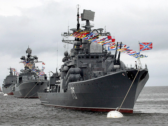 В Санкт-Петербурге в военно-морском параде в честь Дня военно-морского флота участвует 15 кораблей, в том числе два новейших корвета "Стойкий" и "Перебежчик"