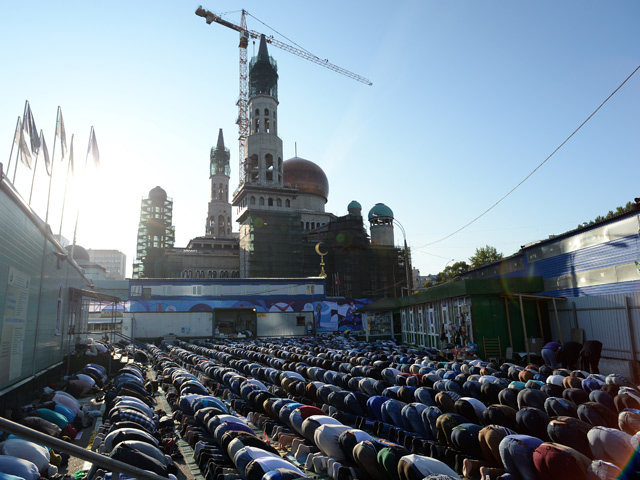 Коллективная молитва в день мусульманского праздника Ураза-Байрам прошла в пяти мечетях Москвы