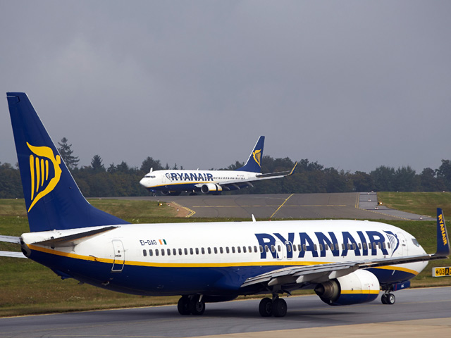 Ирландский лоукостер Ryanair повысил в понедельник прогноз прибыли в текущем году после публикации хорошей квартальной отчетности