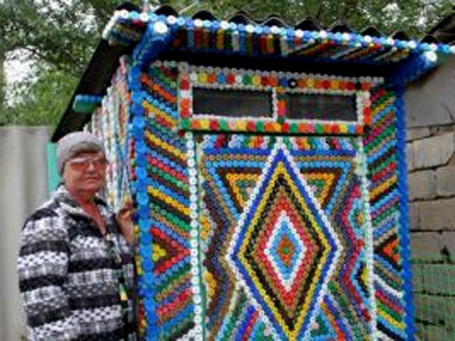 В Челябинской области пенсионерка украсила уличный туалет авторской мозаикой из сотен крышек от бутылок с газировкой
