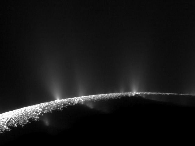 Изучение запечатленных американским аппаратом Cassini гейзеров на поверхности спутника Сатурна Энцелада стало еще одним доказательством существования на нем подледного моря