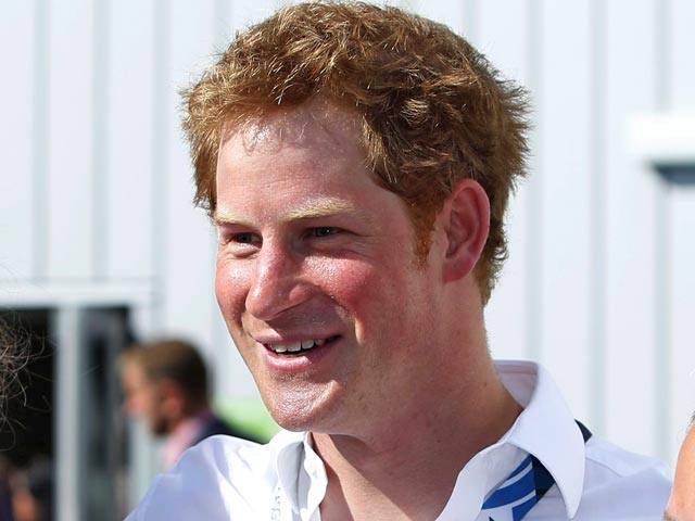 Британский принц Гарри последовал примеру своей бабушки Елизаветы II и "испортил" селфи участников Игр Содружества