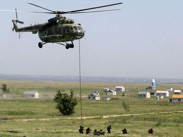Около 300 человек и порядка 30 вертолетов армейской авиации участвуют в плановых учениях с боевой стрельбой, начавшихся сегодня в Ростовской области и Ставропольском крае