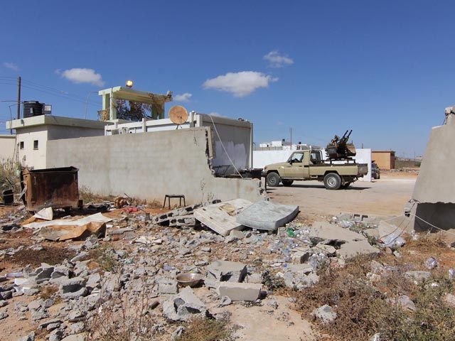 Исламистская группировка боевиков взяла под контроль военную базу ливийской армии неподалеку от города Бенгази. По данным Reuters, захваченный военный объект является одной из крупнейших баз вооруженных сил Ливии