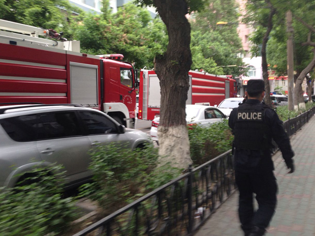 Полиция застрелила или ранила десятки вооруженных топорами и ножами экстремистов, которые в понедельник утром устроили погромы в двух городах в Синьцзян-Уйгурском автономном районе Китая