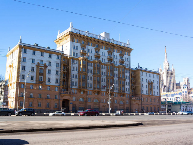 Посольство Соединенных Штатов Америки в Москве временно перестало выдавать гражданам РФ визы, дающие право на посещение страны
