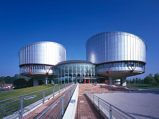 Европейский суд по правам человека (ЕСПЧ) присудил бывшим акционерам компании ЮКОС 1,86 млрд евро в качестве компенсации по их жалобе против России, рассмотренной еще в 2011 году
