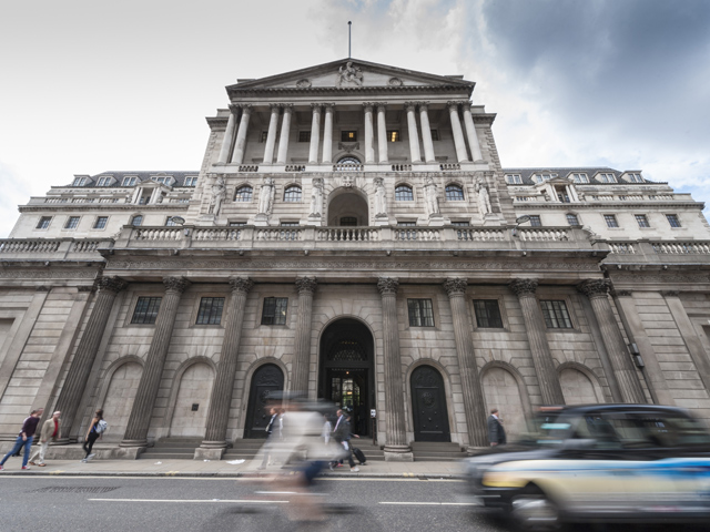 Банк Англии планирует ввести новые правила, согласно которым провинившихся банкиров могут обязать вернуть бонусы, срок давности - семь лет после их получения