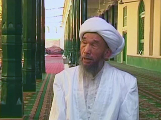 В городе Кашгар Синьцзян-Уйгурского автономного района Китая убит 74-летний Джум Тахир, имам крупнейшей мечети в стране. Он был найден в среду, 30 июля, в луже крови на территории мечети Ид Ках, после окончания ранних утренних молитв