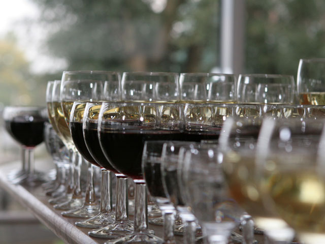 Число импортеров вина в Россию может резко сократиться, если власти прислушаются к просьбе виноделов Крыма просят ограничить ввоз европейского вина в Россию