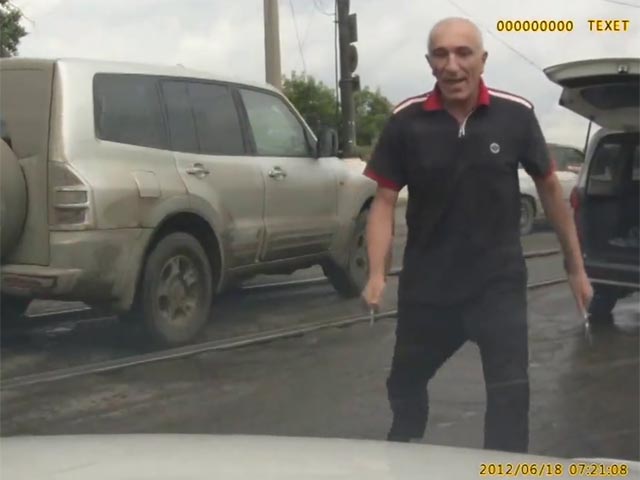 В Иркутске участник дорожного конфликта напал на обидчика с шампурами