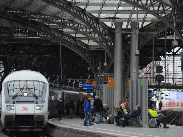 Инцидент произошел около 23:00 по московскому времени на железнодорожном вокзале города Мангейм (федеральная земля Баден-Вюртемберг).