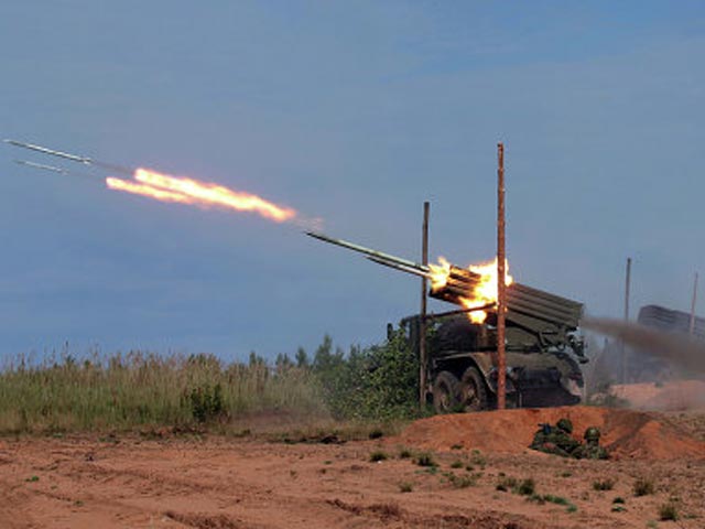 Девять снарядов, предположительно выпущенных из установки "Град", разорвались на территории Тарасовского района Ростовской области