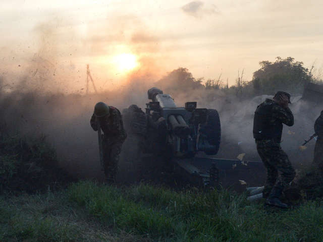 Силы АТО с боем взяли город Марьинка, где в результате жестокого боестолкновения были уничтожены два блокпоста сепаратистов. Идет бой в районе "Трудовские" на окраине Донецка.