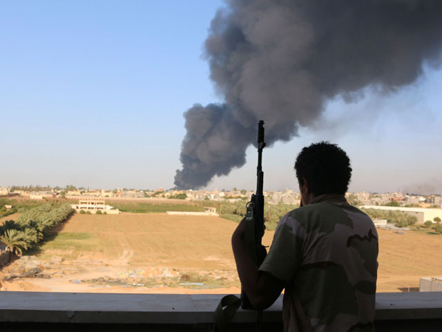 В результате боя за контроль над столичным аэропортом в Ливии в субботу погибли 22 человека, сообщили в воскресенье местные власти
