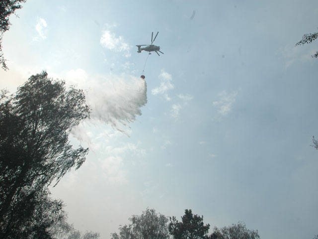В Конаковском районе почти неделю спасатели продолжают борьбу с крупным лесоторфяным пожаром, площадь которого локализована до 71 га. В тушении участвуют два самолета, четыре вертолета, более 700 человек
