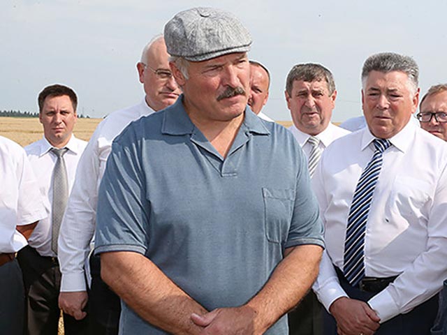 В понедельник состоялся телефонный разговор президента Белоруссии Александра Лукашенко с президентом Украины Петром Порошенко