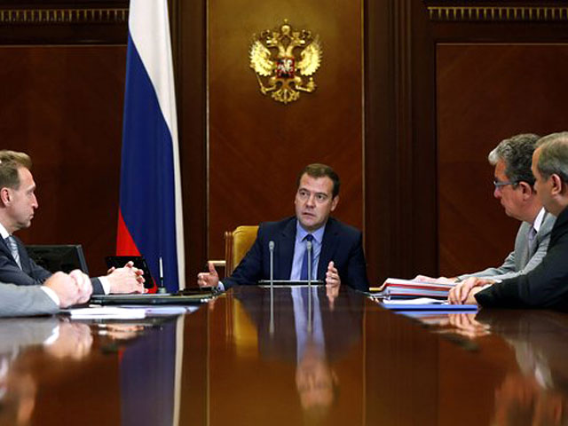 Премьер-министр Дмитрий Медведев предложил периодически проверять турфирмы и исключать из реестра те, у которых не будет "надежного финансового покрытия"