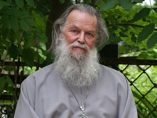 Священник Русской православной церкви Павел Адельгейм у храма Святых Жен-Мироносиц в Пскове в 2011 году