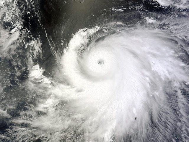 Тайфун Халонг уже разогнался до пятой, самой мощной, категории, став самым серьезным в сезоне 2014 года