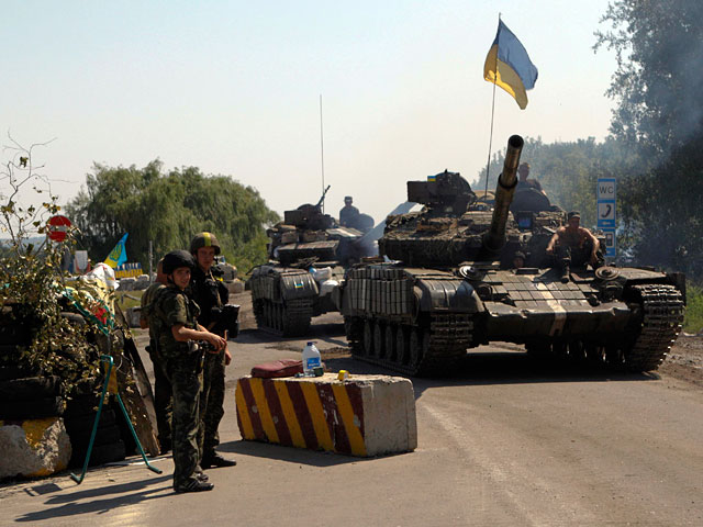 Танки украинской армии патрулируют район вблизи Дебальцево, 3 августа 2014 года