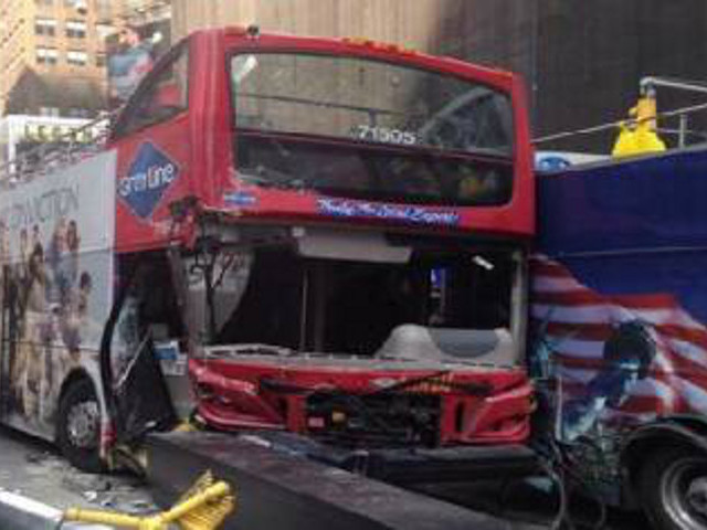 На главной площади Нью-Йорка, Таймс-сквер, столкнулись два туристических двухэтажных автобуса