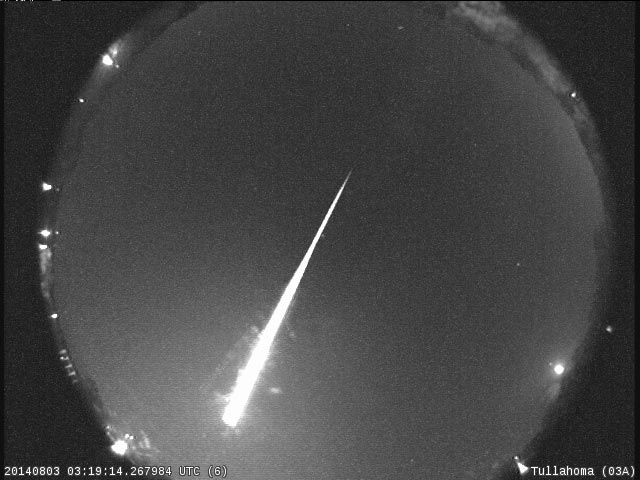 Специалисты NASA подтвердили, что большой метеорит распался в небе над северной частью американского штата Алабама в субботу, 2 августа. Осколки метеорита упали на землю неподалеку от озера Вайс