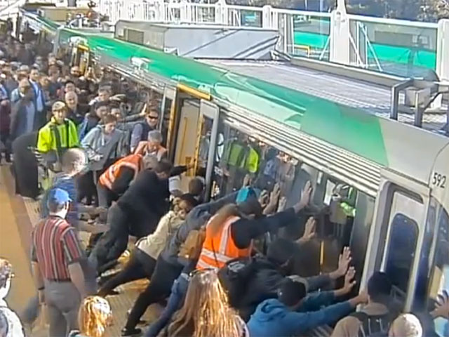 Десятки пассажиров электрички в австралийском Перте сумели самоорганизоваться и вызволить попутчика, провалившегося в зазор между поездом и платформой