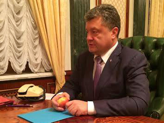 Нешуточный резонанс в информационном пространстве вызвали фотография президента Украины Петра Порошенко c яблоком в руках, выложенная на его страничке в Facebook