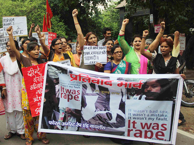В начале июля 2014 года издание Quartz опубликовало статистику, согласно которой в 2013 году в Индии каждые сутки совершалось 92 изнасилования женщин. Это почти вдвое больше, чем в предыдущие годы