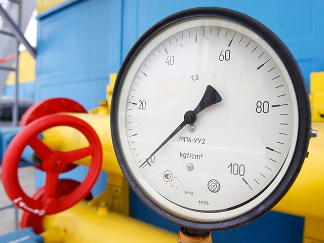 Принятое Киевом решение экономить природный газ, после того как в начале лета российская компания "Газпром" перевела украинский "Нафтогаз" на режим предоплаты, лишает жителей крупных городов горячей воды