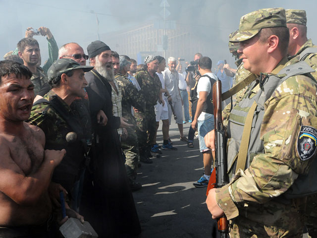 Генеральная прокуратура Украины признала действия силовиков, которые обеспечивали разбор палаточного лагеря на Майдане, законным, и сообщила о начале досудебного расследования в связи с хулиганством и нанесением телесных повреждений милиционерам