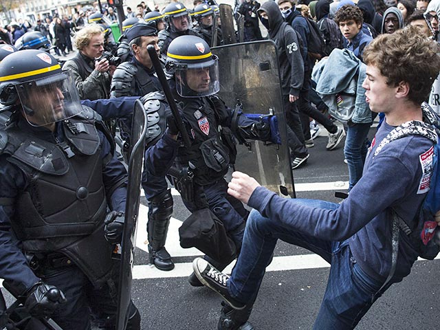 По меньшей мере 44 представителя полиции получили ранения в результате столкновений с футбольными фанатами во Франции