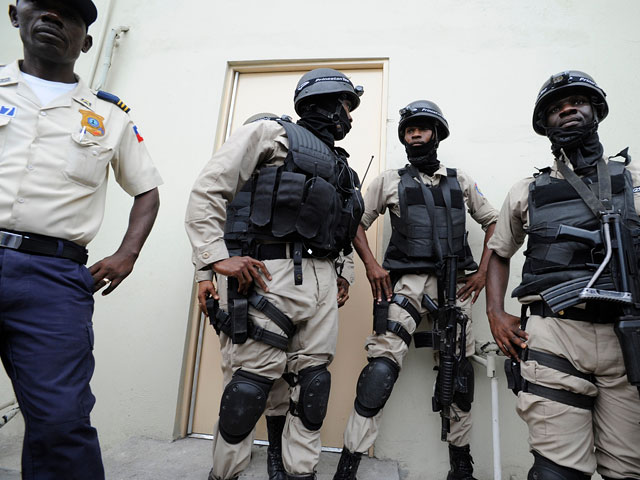 Полиция Гаити расследует вооруженное нападение преступной группировки на пенитенциарное учреждение, в результате которого часть заключенных оказалась на свободе