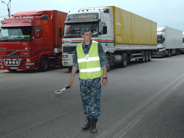 С российской границы начали поступать сообщения о задержании грузовиков с импортным товаром, запрещенным к ввозу в Россию из-за санкций