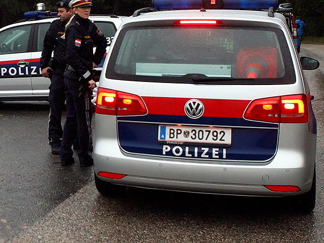 Австрийская полиция выясняет обстоятельства стрельбы и смерти двух граждан России. По предварительным данным, в ходе семейной ссоры мужчина убил мать своих детей, а потом совершил самоубийство
